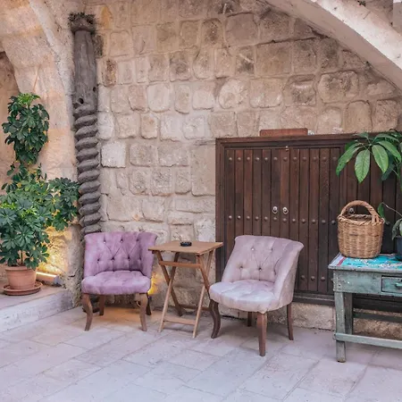 Tafana Cave & Stone 于尔居普